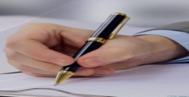 شخص يمسك القلم للكتابة  (من الارشيف).