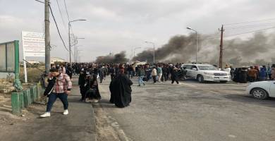 الخريجون يقطعون جسر الزيتون في الناصرية مطالبين بفرص عمل