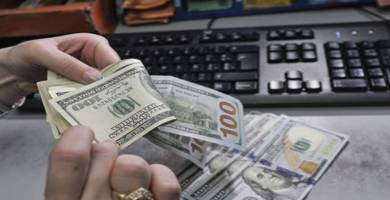 الدولار يسجل استقرارا في سوق الناصرية اليوم الاحد 