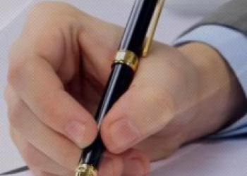 شخص يمسك القلم للكتابة (من الارشيف).